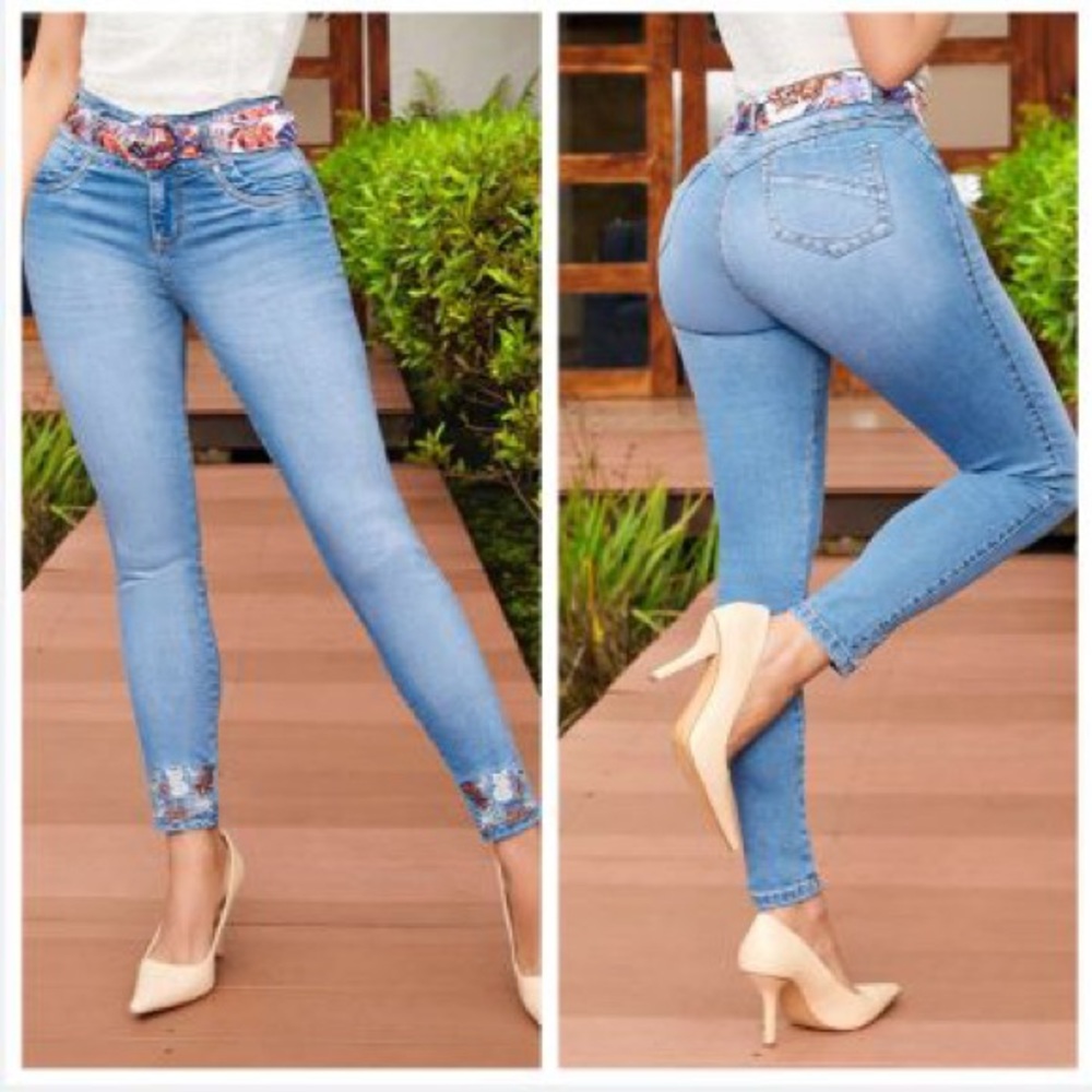 Skinny Jeans by Tissini Brand New with tags side 5& 7. Color light blue stretch